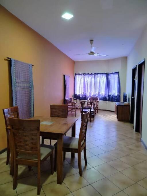 Homestay Elina - Cheap And Cosy Порт-Діксон Екстер'єр фото